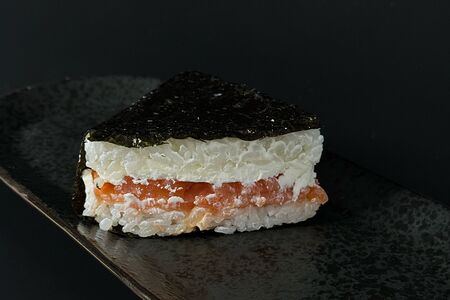 Онигири с лососем