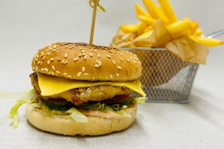 Мини-бургер с картошкой фри