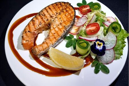 Стейк из форели на гриле