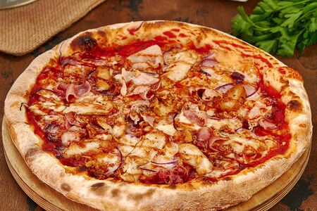 Пицца с курицей и беконом BBQ