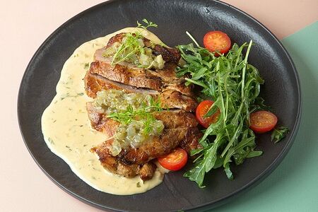 Стейк из свинины с соусом релиш