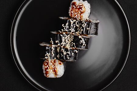 Маки с угрем