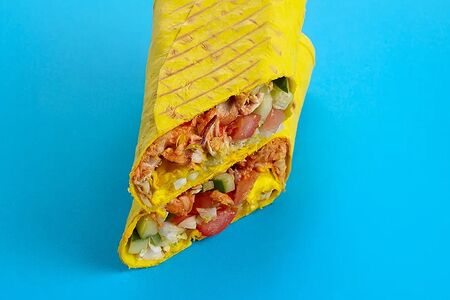 Шаверма острая с перчиком халапеньо, острым соусом и свежими овощами