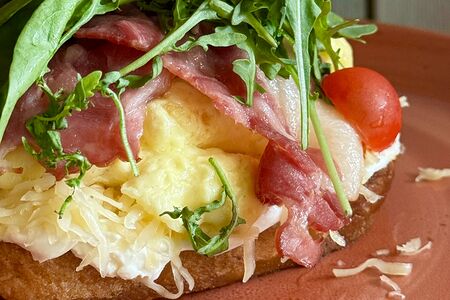 Тост с беконом, скремблом и пармезаном