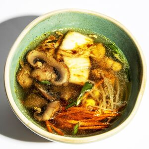 Суп грибной с курицей и кимчи