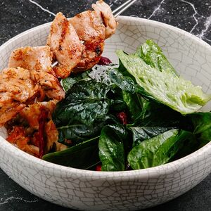 Салат Цезарь с фермерским цыпленком