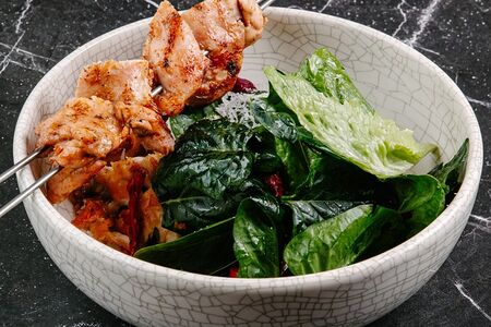 Салат Цезарь с бедром цыпленка