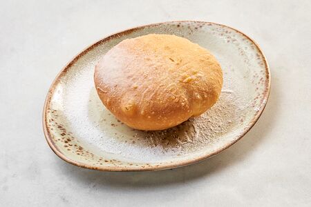 Пончик с заварным кремом