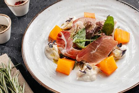 Салат с прошутто, страчателлой и манго