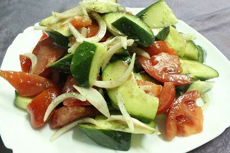 Салат из помидоров и огурцов с соусом №1092