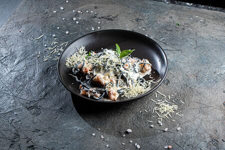 Черные спагетти с морепродуктами в сливочном соусе