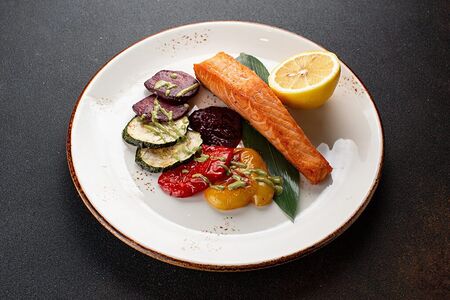 Стейк из семги с овощами