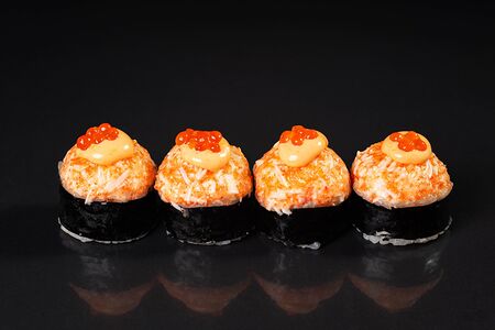 Запечённый ролл с крабом и красной икрой