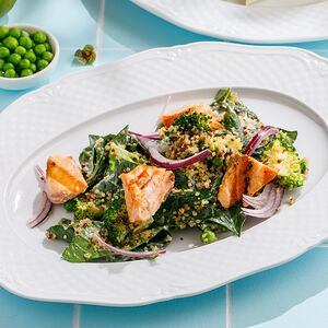 Теплый салат с лососем на гриле