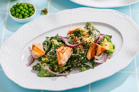 Теплый салат с лососем на гриле