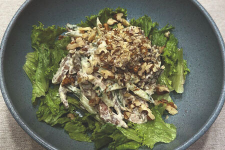 Салат с говяжьим языком и грибами