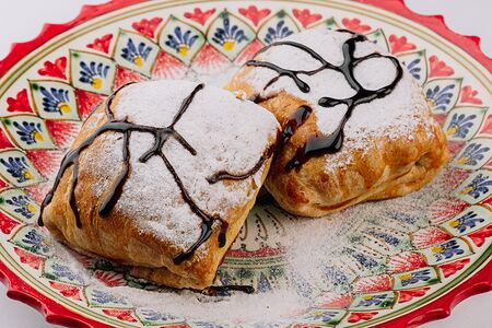 Самса с яблоком и корицей