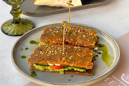 Raw Сэндвич с гуакамоле и фетой