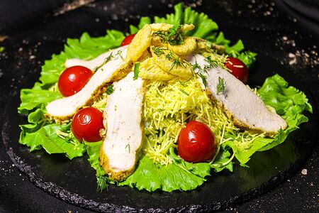 Салат Цезарь с курицей