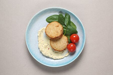 Куриные котлеты с соусом релиш