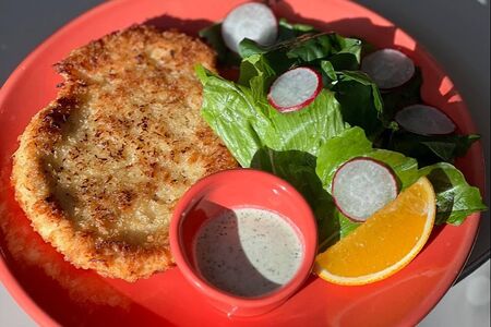 Шницель куриный в панировке с молодым картофелем