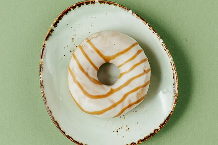 Донат карамельный