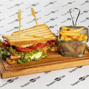 Клаб-сэндвич с курицей и картофелем фри