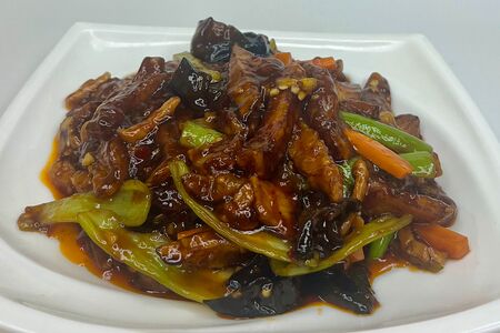 1041. Тушеные баклажаны с мясом и перцем в соусе