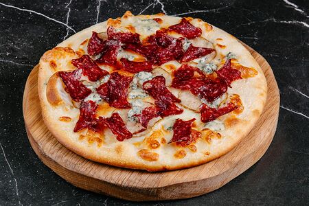 Хачапури с горгонзолой, ароматной грушей и суджуком