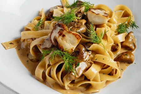 Фетучини с сезонными грибами и сливочным соусом