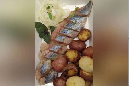 Картофель бейби со скумбрией слабой соли и маринованным луком