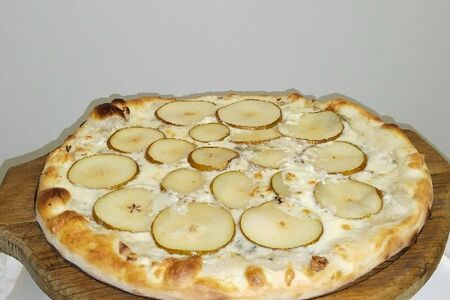 Пицца с грушей и сыром Дор Блю