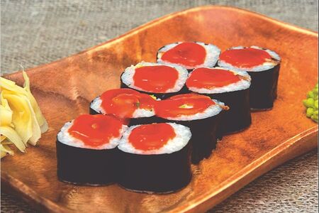 С лососем и соусом спайси