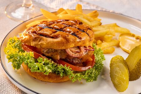 Бургер с мраморной говядиной