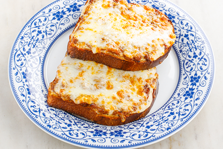 Бриошь с индейкой и трюфельным соусом