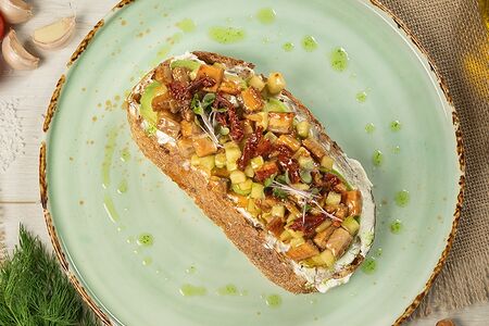 Брускетта с копченым угрем