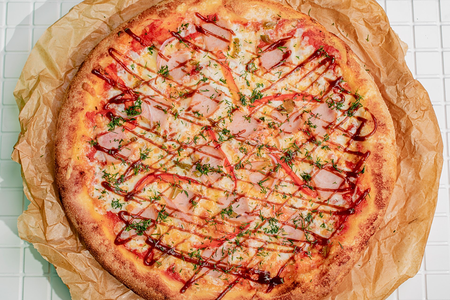 Пицца с ветчиной, халапеньо и барбекю