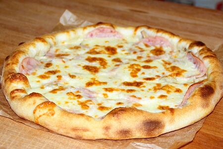 Пицца с ветчиной и грибами