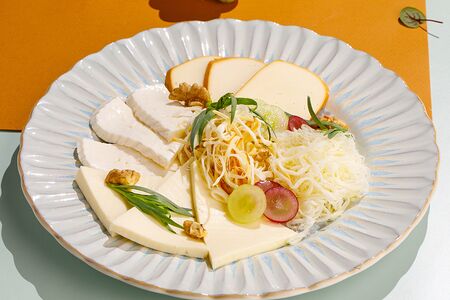 Ассорти из домашних сыров 