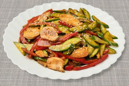 Салат с курицей и огурцом