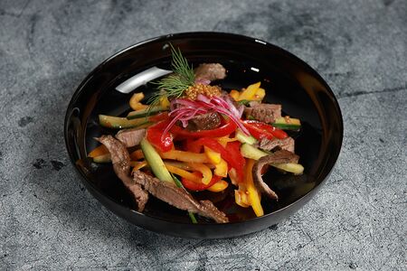 Салат пикантный с говядиной