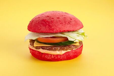 Розовый бургер с котлетой из мраморной говядины 