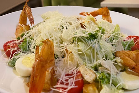 Цезарь с тигровыми креветками