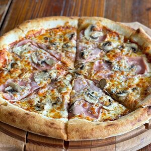 Пицца с ветчиной и грибами