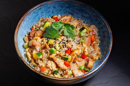 Жареный рис с курицей