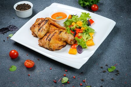 Половинка цыпленка с овощным миксом