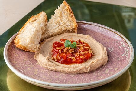 Нежный хумус из бобовых с томатным джемом