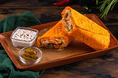 Шаурма с курицей в сырном лаваше