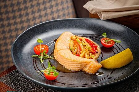 Лосось с овощами