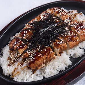 Жареный угорь с рисом